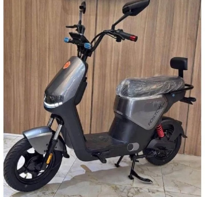 Scooter elétrica preta em destaque